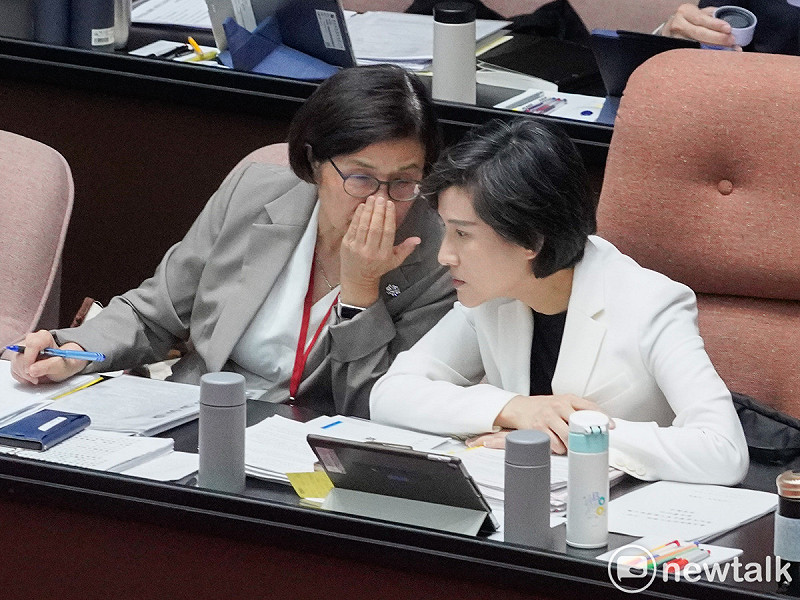 圖為行政院副院長、對美關稅談判代表鄭麗君和行政院經貿談判總代表楊珍妮交換意見。   圖：張良一/攝