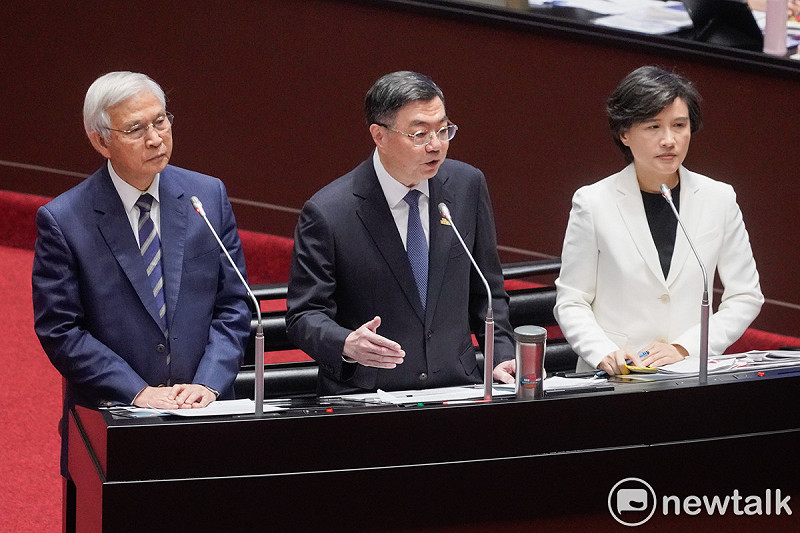 行政院長卓榮泰上午就台美關稅談判之相關議案在立院進行專案報告並備質詢。圖為卓榮泰與對美關稅談判代表鄭麗君、央行總裁楊金龍在立院院會備詢。   圖：張良一/攝