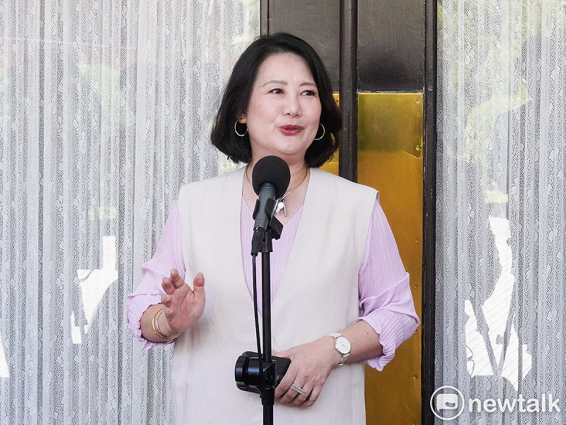 民進黨立委吳思瑤說明辭去民進黨立院黨團幹事長的原委。   圖：張良一/攝