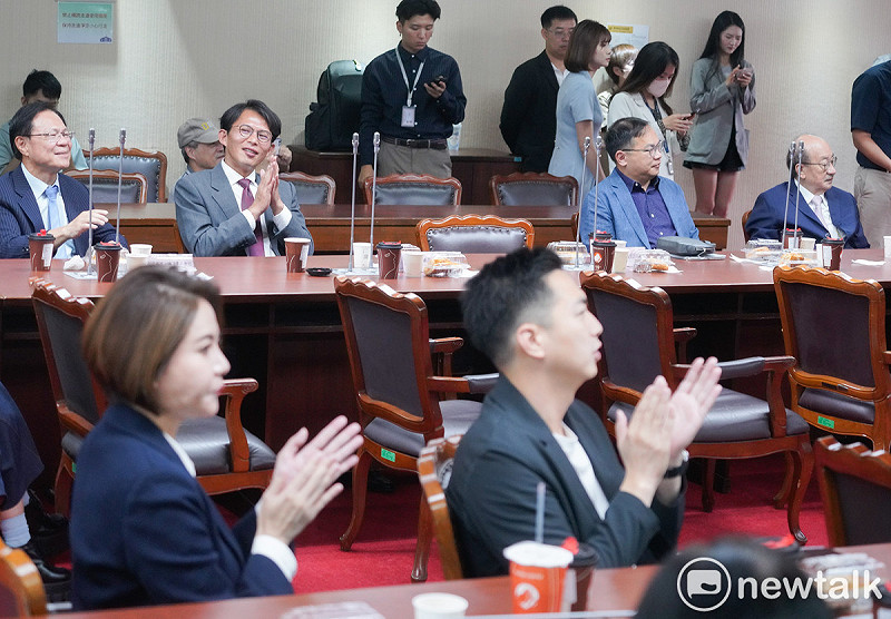 國民黨立院黨團今舉行總召、書記長和副書記長就職典禮,民進黨總召柯建銘與民眾黨總召黃國昌等黨團幹部應邀觀禮。 圖:張良一/攝