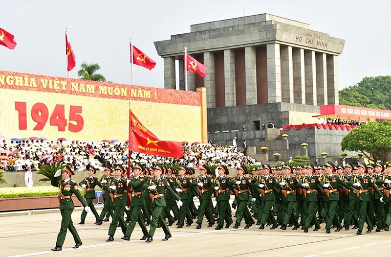 越南舉行國慶閱兵，武器展示出越南國防科技停留在上個時代。   圖：翻攝自墨甲戰刃