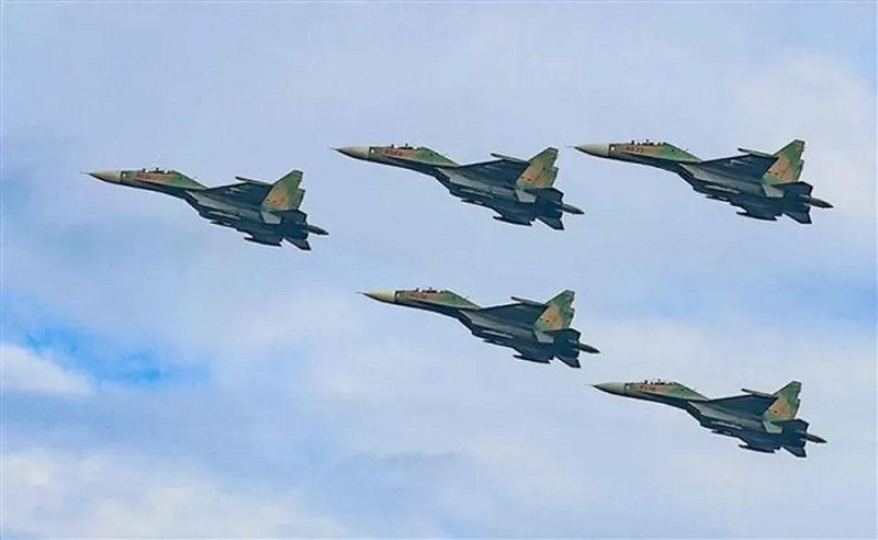 越南蘇-30MK2,飛越閱兵廣場的上空,越南目前有 35 架蘇-30MK2。 圖:翻攝自墨甲戰刃 越南蘇-30MK2,飛越閱兵廣場的上空,越南目前有 35 架蘇-30MK2。 圖:翻攝自墨甲戰刃