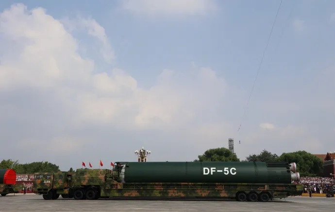 東風-5C 體積驚人,需要三輛軍車才能拉得動,在今日(3 日)成為閱兵的焦點。 圖:翻攝自人民日報 東風-5C 體積驚人,需要三輛軍車才能拉得動,在今日(3 日)成為閱兵的焦點。 圖:翻攝自人民日報
