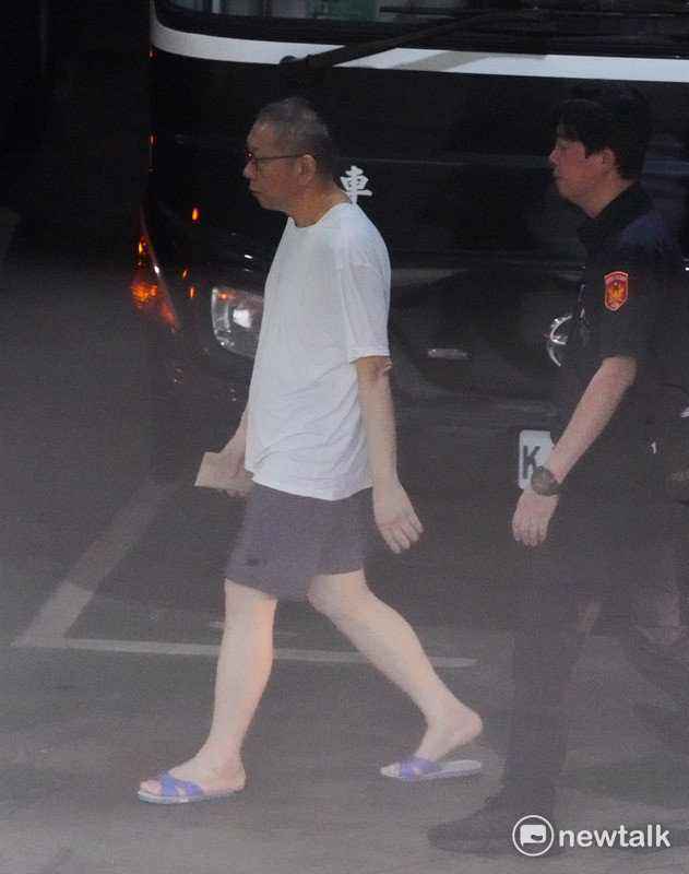 前台北市長柯文哲在法警戒護下走進台北地方法院準備交保。 圖:張良一 / 攝