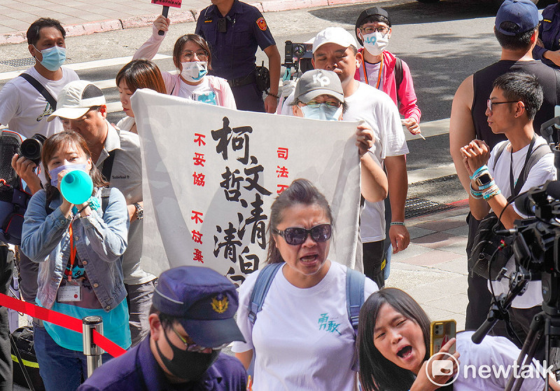 前台北市長柯文哲昨以七千萬元交保後,今首度到台北地方法院出庭。圖為柯文哲支持者在北院外聲援柯文哲。 圖:張良一 / 攝