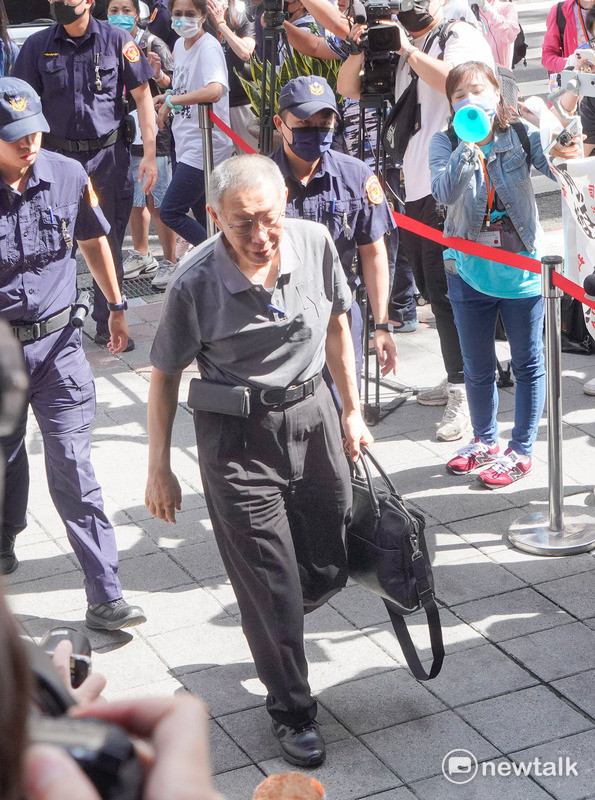 前台北市長柯文哲昨以七千萬元交保後,今首度到台北地方法院出庭。 圖:張良一 / 攝