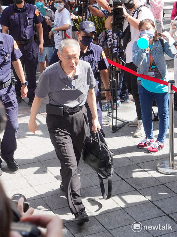 前台北市長柯文哲昨以七千萬元交保後,今首度到台北地方法院出庭。 圖:張良一 / 攝