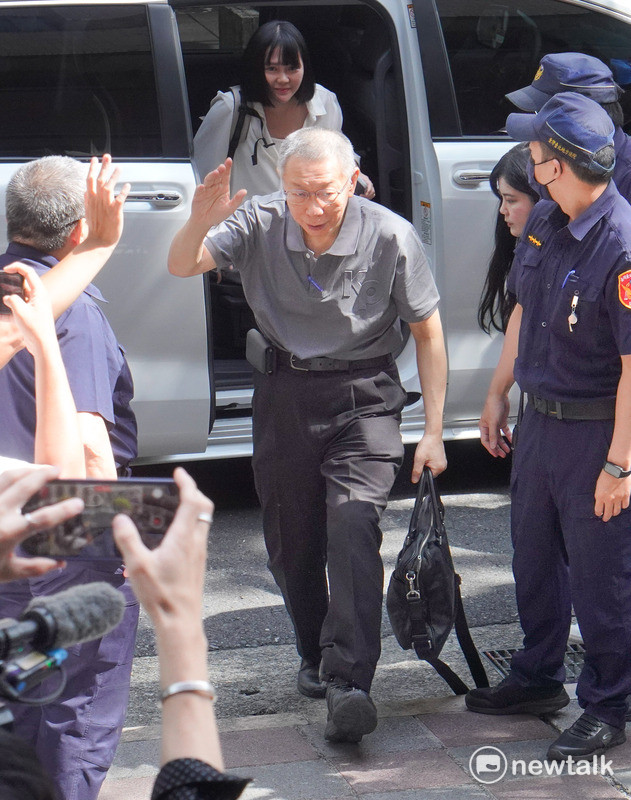 前台北市長柯文哲昨以七千萬元交保後,今首度到台北地方法院出庭。 圖:張良一 / 攝