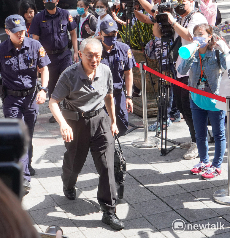 前台北市長柯文哲昨以七千萬元交保後,今首度到台北地方法院出庭。 圖:張良一 / 攝