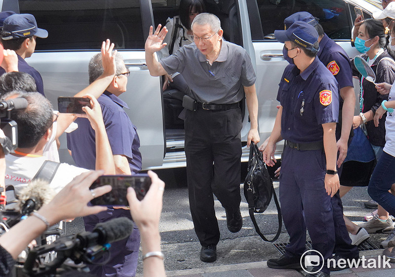 前台北市長柯文哲昨以七千萬元交保後,今首度到台北地方法院出庭。 圖:張良一 / 攝