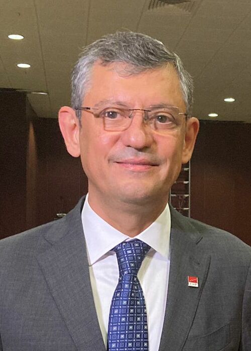 現任共和人民黨主席厄茲居爾.厄澤爾(Özgür Özel)。 圖:翻攝自維基百科 現任共和人民黨主席厄茲居爾.厄澤爾(Özgür Özel)。 圖:翻攝自維基百科