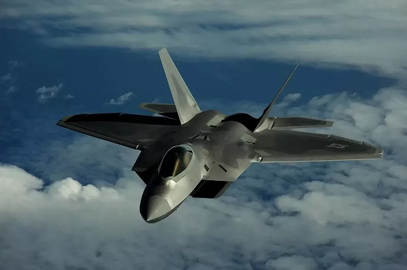 F-22「猛禽」戰鬥機於1997年9月7日首飛，成為全球首款第五代戰機。   圖：翻攝自騰訊網帳號 @零度Military