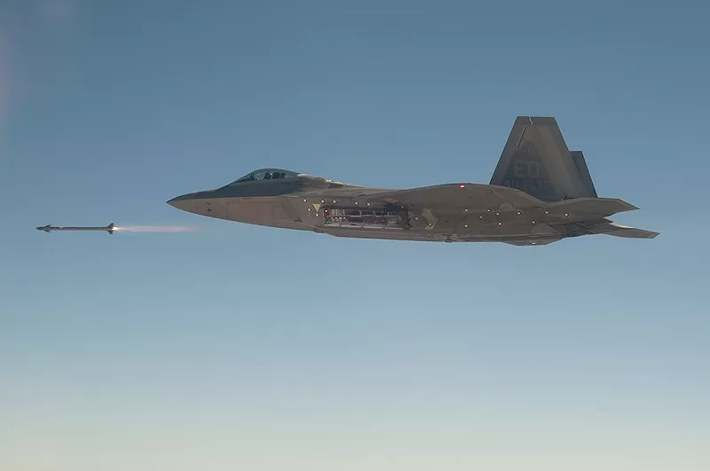 F-22 戰機發射 AIM-120 導彈。 圖:翻攝自騰訊網帳號 @零度Military F-22 戰機發射 AIM-120 導彈。 圖:翻攝自騰訊網帳號 @零度Military