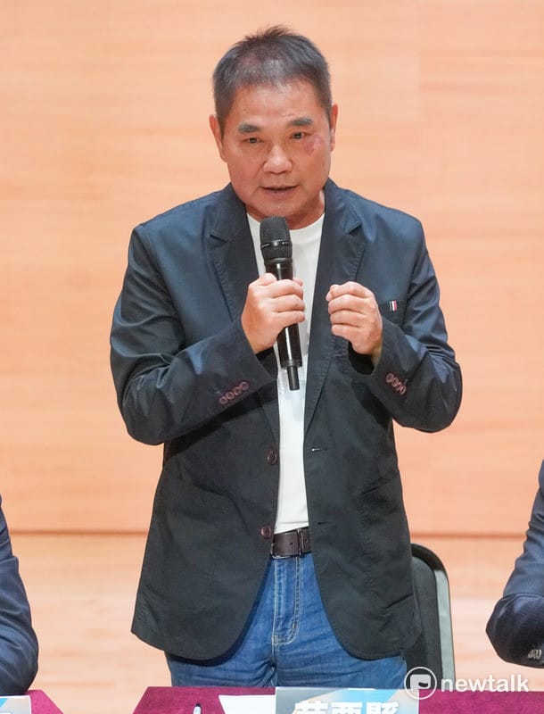 對於網友笑稱「出國」看燈會一事，苗栗縣長鍾東錦16日幽默回應，表示來苗栗旅遊的人，終身「全面免簽」。&nbsp;&nbsp;&nbsp;圖：張良一/攝