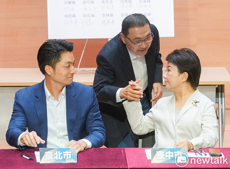 先行離開的新北市長侯友宜向台北市長蔣萬安、台中市長盧秀燕致意。   圖：張良一 / 攝