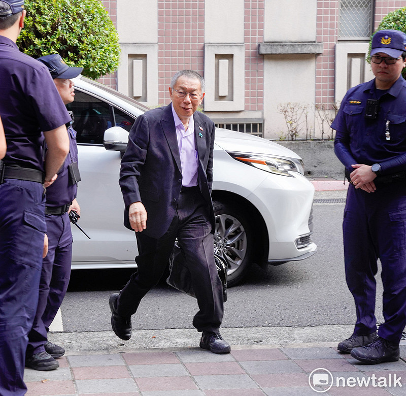 前台北市長柯文哲8日交保，照片為他11日到台北地方法院出庭。   圖：張良一 / 攝（資料照）
