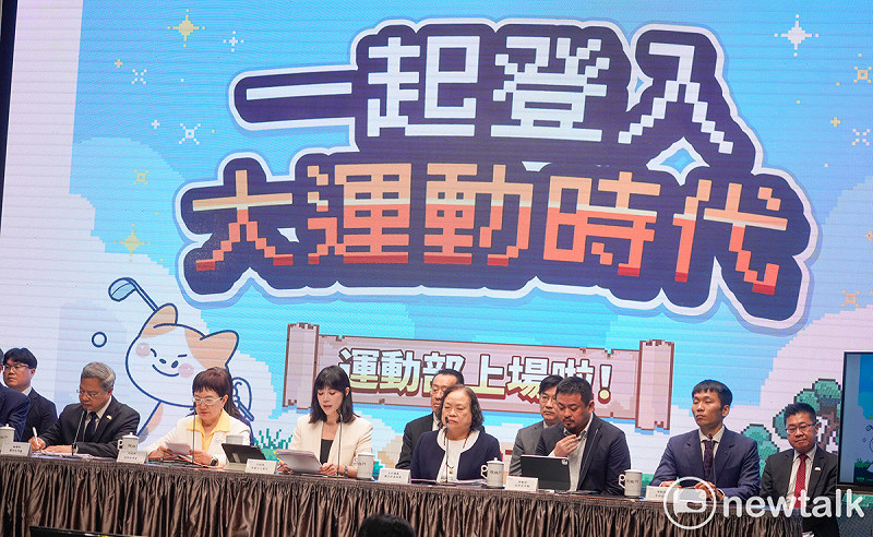 經濟部長龔明鑫(左起)、財政部長莊翠雲、主計長陳淑姿、國防部長顧立雄、勞動部長洪申翰、運動部長李洋等,今(11)日出席行政院院會會後記者會。 圖:張良一/攝