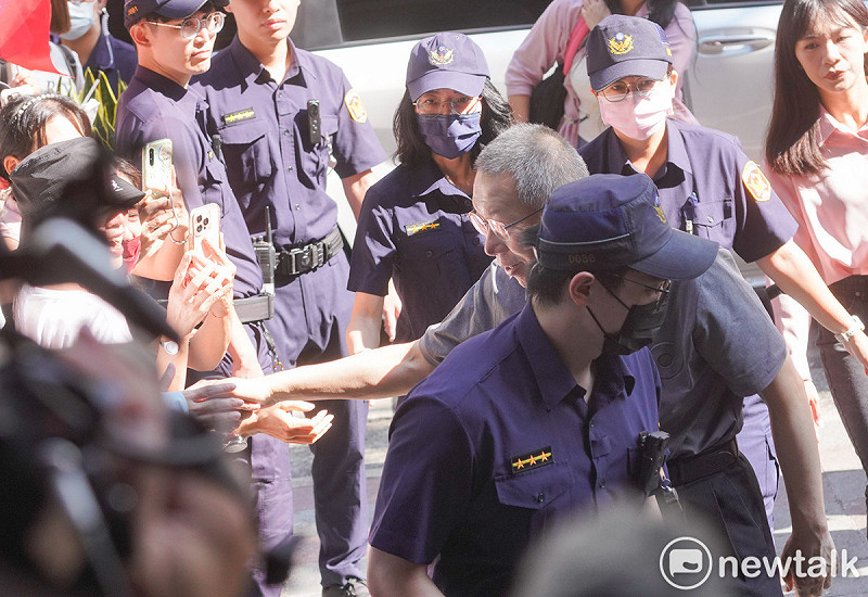 台北地方法院今針對前台北市長柯文哲涉京華城案開羈押庭，圖為柯文哲到北院法警室報到前，向他的支持者握手致意。   圖：張良一/攝