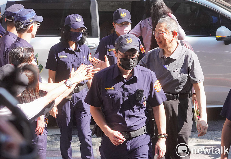 台北地方法院今針對前台北市長柯文哲涉京華城案開羈押庭，圖為柯文哲到北院法警室報到前，向他的支持者握手致意。   圖：張良一/攝