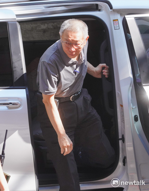 台北地方法院今針對前台北市長柯文哲涉京華城案開羈押庭，圖為柯文哲搭車抵達北院。   圖：張良一/攝