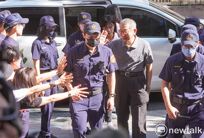 台北地方法院今針對前台北市長柯文哲涉京華城案開羈押庭，圖為柯文哲到北院法警室報到前，向他的支持者揮手致意。   圖：張良一/攝