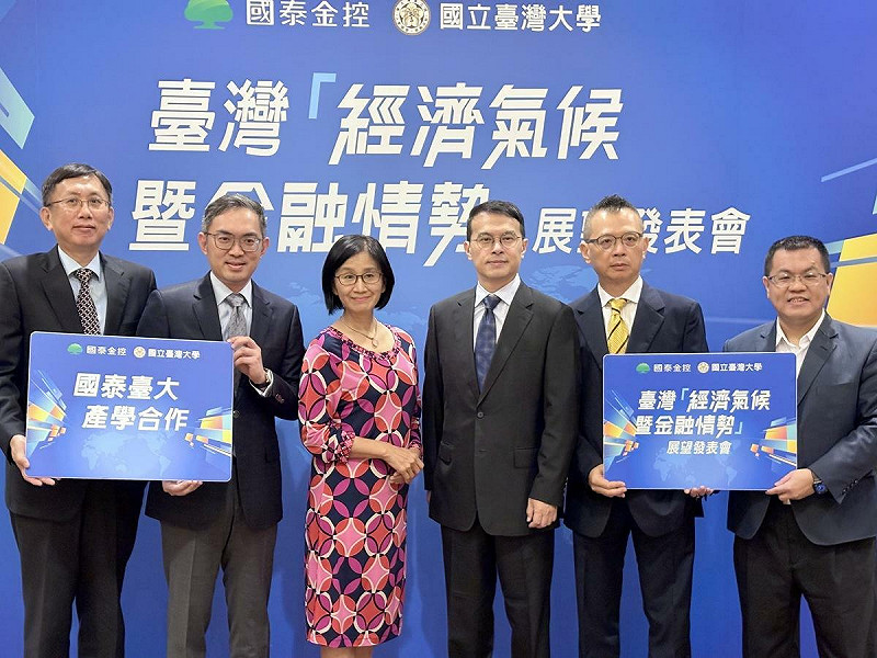 國泰金控（2882）與台大團隊今（15）日於第三季台灣「經濟氣候暨金融情勢」發表會中，預估台灣今年經濟成長率達 4.5%，較上一次預測的 2.8%大幅上修；展望明年，由於關稅的負面影響浮現，加上成長基期墊高，預測經濟成長率 2.0%。   圖：黃偉柏／攝影