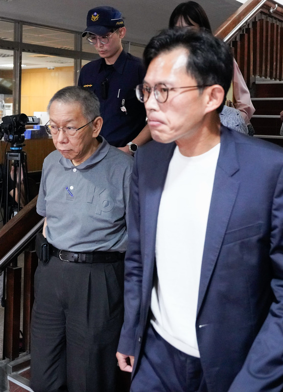 民眾黨錢主席柯文哲與現任主席黃國昌離開北院 圖:張良一/攝