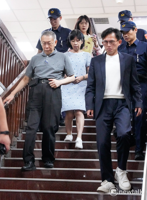 台北地院針對前台北市長柯文哲涉京華城案重開羈押庭，經評議決議維持原交保金額。圖為柯文哲在夫人陳佩琪、民眾黨主席黃國昌陪同下步出法庭。   圖：張良一 / 攝（資料照）