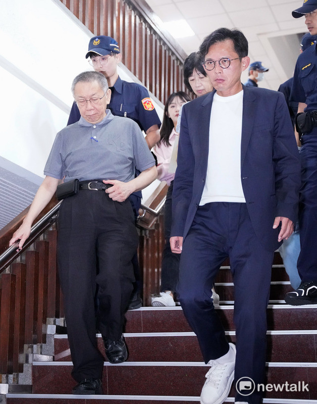 台北地院今針對前台北市長柯文哲涉京華城案重開羈押庭,經評議決議維持原交保金額。圖為柯文哲在夫人陳佩琪、民眾黨主席黃國昌陪同下步出法庭。 圖:張良一/攝