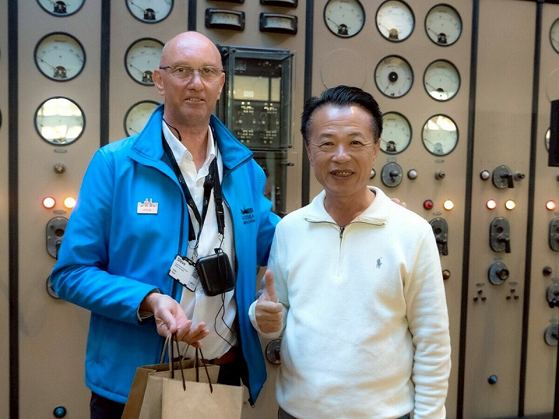 翁章梁縣長與巴特西發電站代表合影。.