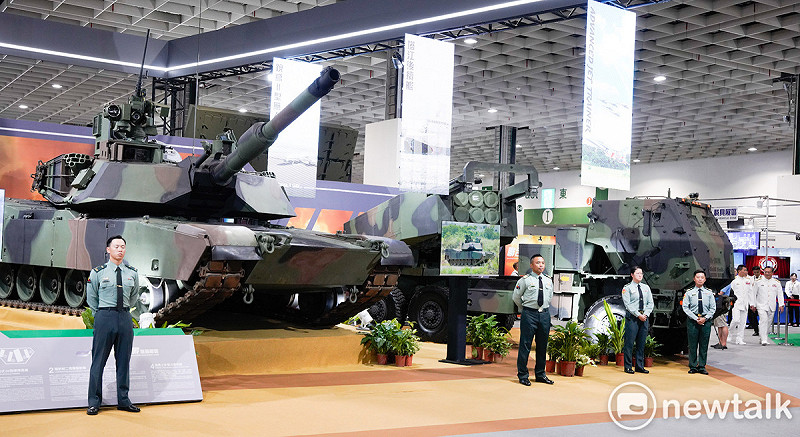  M1A2T戰車（左）與海馬士多管火箭系統。 圖：張良一/攝 