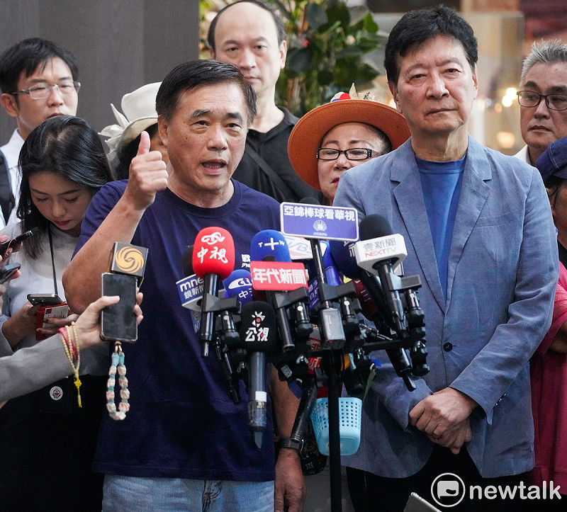 國民黨主席參選人郝龍斌在中廣董事長趙少康陪同下，前往國民黨中央領表。   圖：張良一/攝