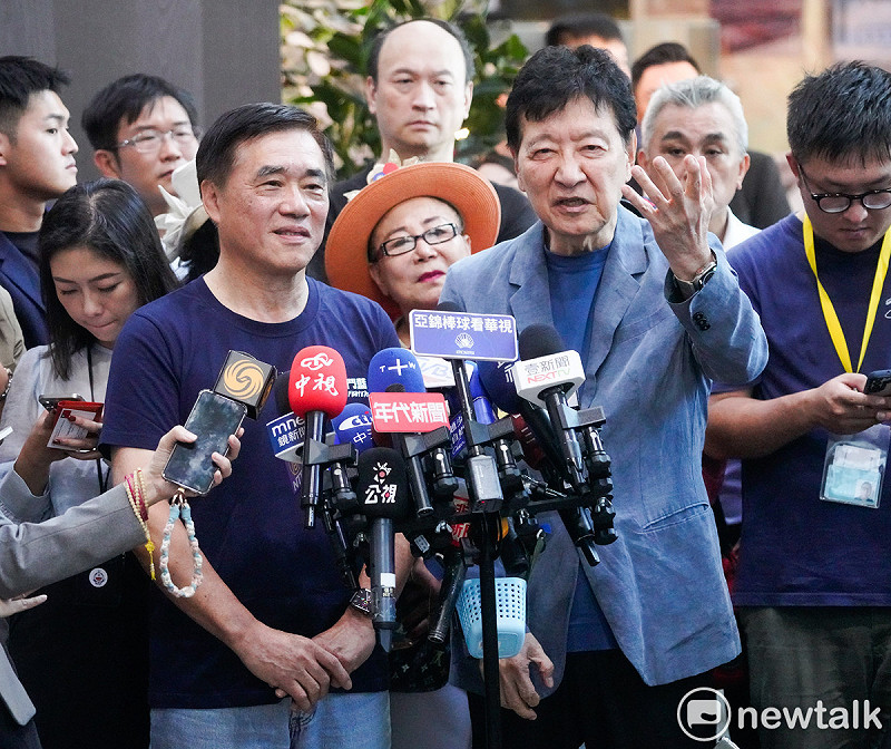 中廣董事長趙少康陪同國民黨主席參選人郝龍斌領表，面對媒體問及張亞中對黨內抨擊，趙少康予以回應。   圖：張良一／攝