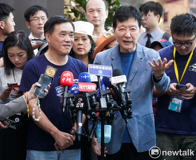 國民黨主席參選人郝龍斌在中廣董事長趙少康陪同下，前往國民黨中央領表。（圖為趙少康回應媒體他為何不參選國民黨主席）   圖：張良一/攝