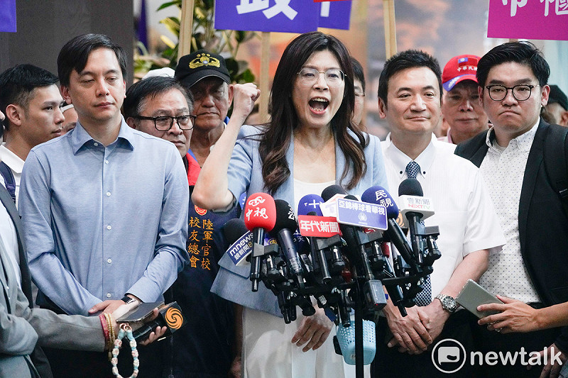 國民黨主席參選人鄭麗文在多位支持者陪同下，前往國民黨中央領表。   圖：張良一/攝