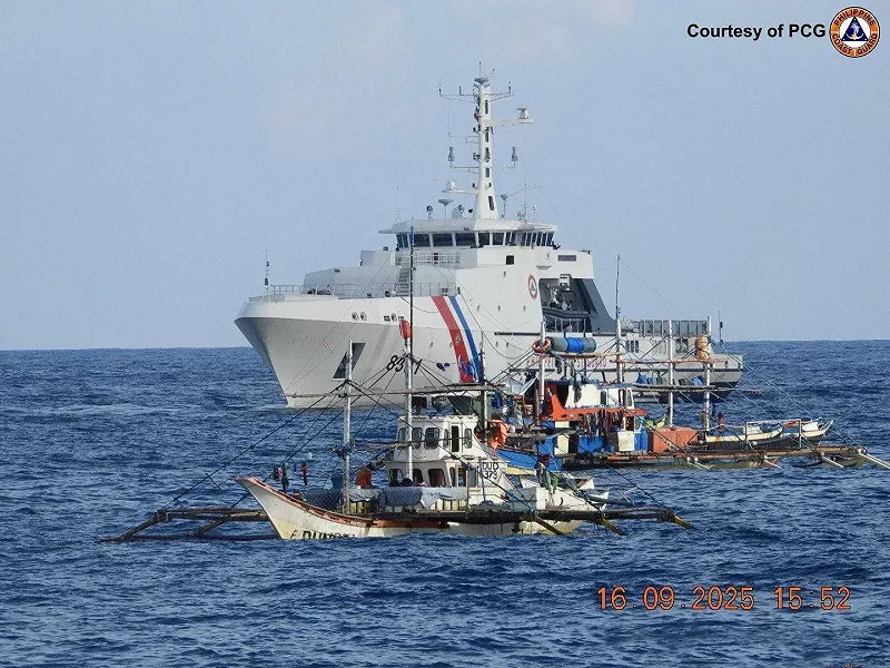 菲律賓巡邏艇「岡貝拿督」號(MMOV 3014),於該區域執行「漁業增產」計畫,並為35艘菲律賓漁船提供補給。 圖:翻攝自騰訊網 @河東三叔   菲律賓巡邏艇「岡貝拿督」號(MMOV 3014),於該區域執行「漁業增產」計畫,並為35艘菲律賓漁船提供補給。 圖:翻攝自騰訊網 @河東三叔