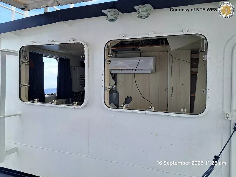 菲船艦橋玻璃破裂、船艙進水、主機故障及多處設備損壞。 圖:翻攝自騰訊網 @河東三叔   菲船艦橋玻璃破裂、船艙進水、主機故障及多處設備損壞。 圖:翻攝自騰訊網 @河東三叔