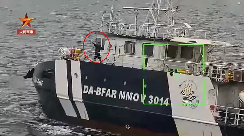 菲律賓船隻遭重創後船員舉白旗投降。 圖:翻攝自騰訊網 @河東三叔   菲律賓船隻遭重創後船員舉白旗投降。 圖:翻攝自騰訊網 @河東三叔