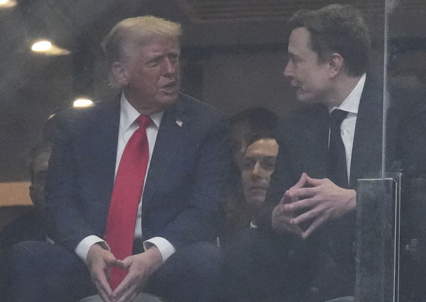 在關係鬧翻後，川普、馬斯克二人現身美國右翼保守派活動家柯克（Charlie Kirk）追思會，並首度同框促膝小聊。   圖：達志影像／美聯社