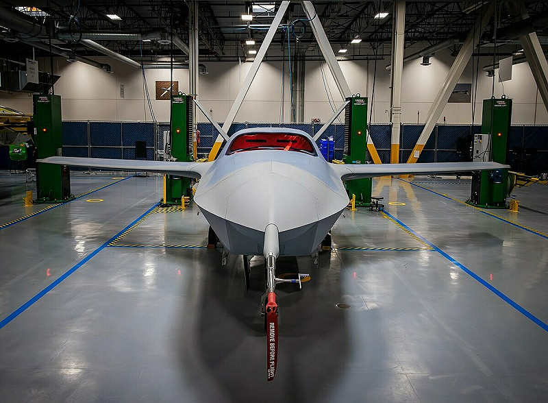  通用原子持續推進 YFQ-42A 後續測試，強調其半自主設計基礎穩固，無需跳過遙控階段即可達成預期作戰效能。 圖：翻攝自維基百科 