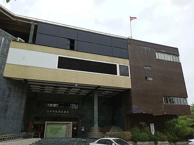  台中市交通局與警方實施「禁排令」，禁止車輛在停車場滿位時於車道排隊，違者將依法取締。 圖：翻攝自維基百科 