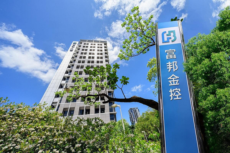 富邦集團蔡明忠董事長與富邦金控合計捐款2,000萬元，協助樺加沙颱風後災民重建。   圖：富邦金控／提供