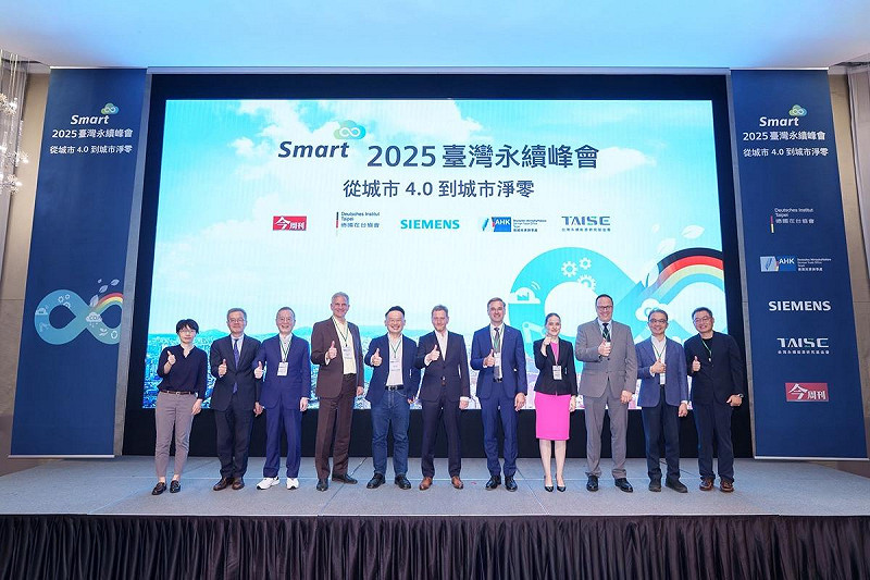 2025 臺灣永續峰會今（30）日登場，（左起）鴻海智慧城市平台負責人林旭瑩 、今周刊發行人梁永煌、台灣永續能源研究基金會董事長簡又新博士、德國在台協會代表狄嘉信（Karsten Tietz）、桃園市副市長蘇俊賓、德國薩克森邦邦長Michael Kretschmer、台灣西門子總裁暨執行長張合翕、德國經濟辦事處首席代表暨處長蘭依樺博士（Dr. Eva Langerbeck）、德國薩克森邦經濟、勞⼯、能源與氣候⾏動部部⻑Dirk Panter、台灣瑞曼迪斯總經理戴英傑、今周刊研發長王之杰。   圖：台灣西門子／提供
