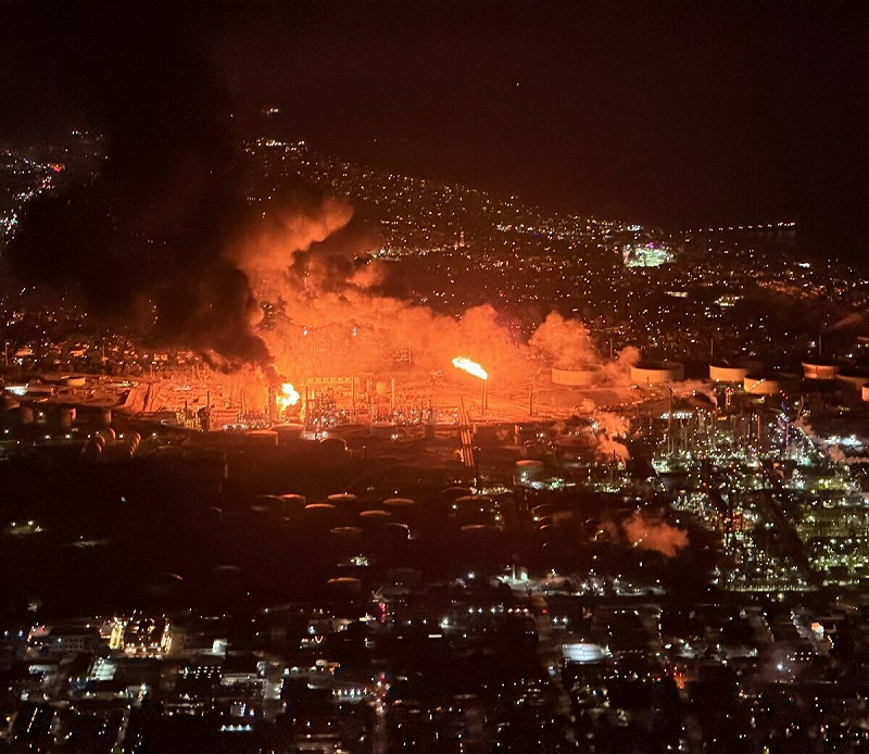  加州煉油廠爆炸照亮夜空，黑煙直竄天際。 圖：翻攝自 Nexta 