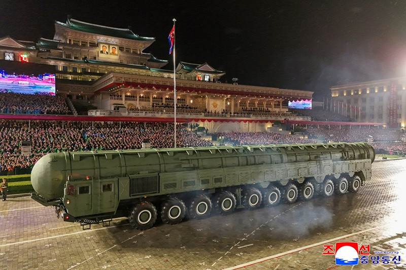  「火星炮-20」亮相於朝鮮勞動黨建黨 80 週年閱兵，當「火星炮-20」入場時現場歡呼聲此起彼落。 圖：翻攝朝中社 