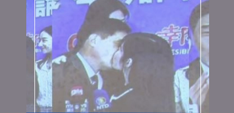  此為 AI 造假影片截圖。 網路上瘋傳不實影片內容，影片裡國民黨黨主席參選人郝龍斌擁吻台北市議員柳采薇。 圖：翻攝自臉書 