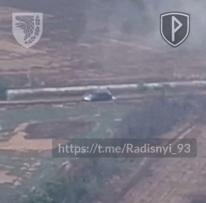 俄軍企圖突破烏軍防線,但在烏軍第 93 機械化旅 FPV 無人機群的致命打擊下,損失慘重,據報約有十餘輛俄軍裝甲車輛遭摧毀。 圖:翻攝自 X 帳號 @rainbow7852 俄軍企圖突破烏軍防線,但在烏軍第 93 機械化旅 FPV 無人機群的致命打擊下,損失慘重,據報約有十餘輛俄軍裝甲車輛遭摧毀。 圖:翻攝自 X 帳號 @rainbow7852