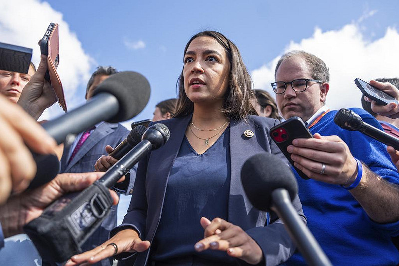 民主黨內部立場分歧,但多位議員如寇蒂茲(Alexandria Ocasio-Cortez)公開表明不會屈服於恫嚇。 圖:達志影像/美聯社 民主黨內部立場分歧,但多位議員如寇蒂茲(Alexandria Ocasio-Cortez)公開表明不會屈服於恫嚇。 圖:達志影像/美聯社
