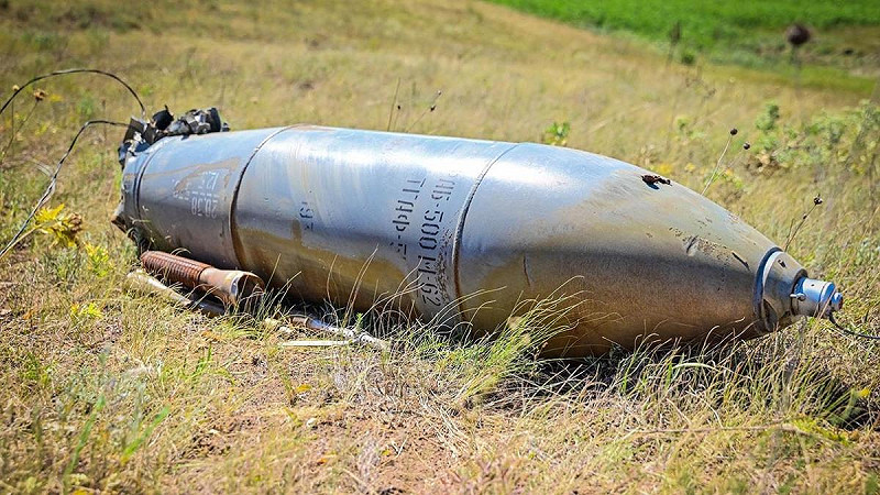 俄羅斯一架轟炸機從恩格斯空軍基地起飛後,意外在俄羅斯本土城市投下一枚五百公斤高爆炸彈。 圖:翻攝自 X 帳號 @NEXTA 俄羅斯一架轟炸機從恩格斯空軍基地起飛後,意外在俄羅斯本土城市投下一枚五百公斤高爆炸彈。 圖:翻攝自 X 帳號 @NEXTA