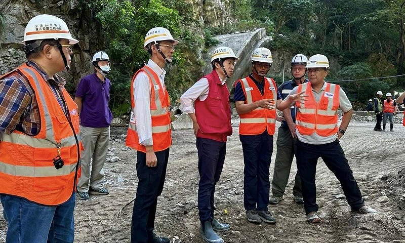 行政院秘書長張惇涵今(18 日)親自前往最前線,與第一線工程及研究團隊討論後續處置方案,並向外界說明最新狀況。 圖:翻攝自張惇涵臉書 行政院秘書長張惇涵今(18 日)親自前往最前線,與第一線工程及研究團隊討論後續處置方案,並向外界說明最新狀況。 圖:翻攝自張惇涵臉書